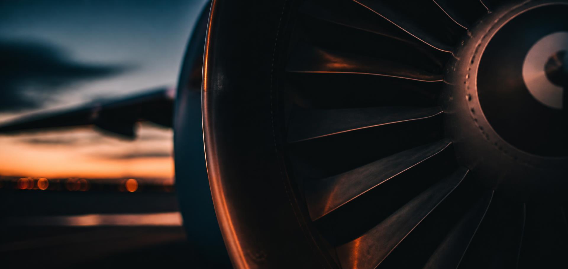 Turbine eines Businessjets in der Abenddämmerung